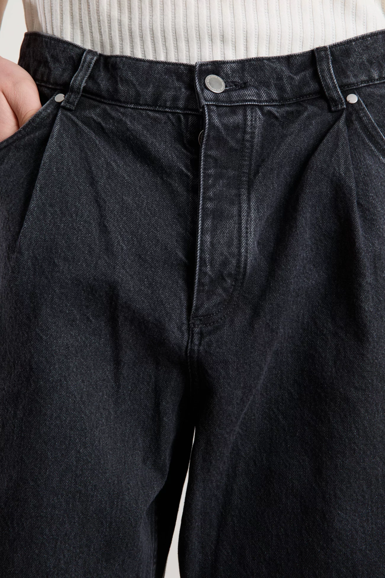 A Kind of Guise Duma Pleated Denim Jeans – Grey Denim | Centre Commercial